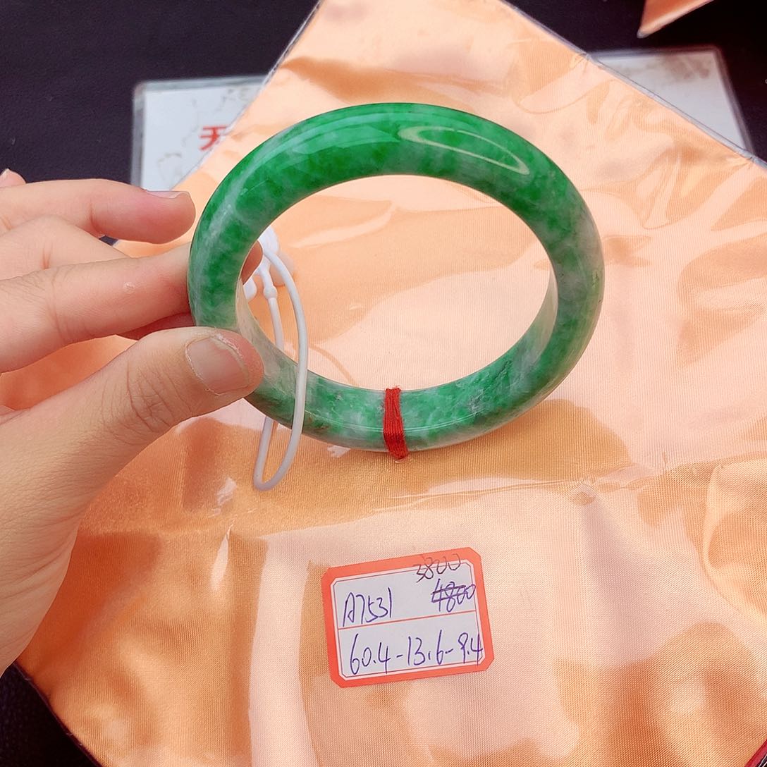 翡翠手镯未镶嵌翡翠