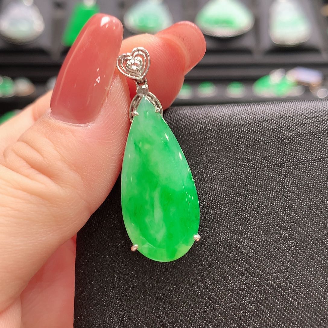 翡翠18K金镶嵌颈饰水滴