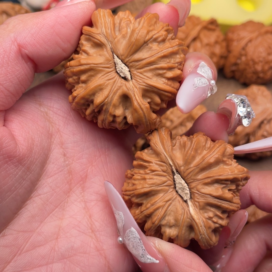 文玩核桃把件全品精配卡姿兰底球白44