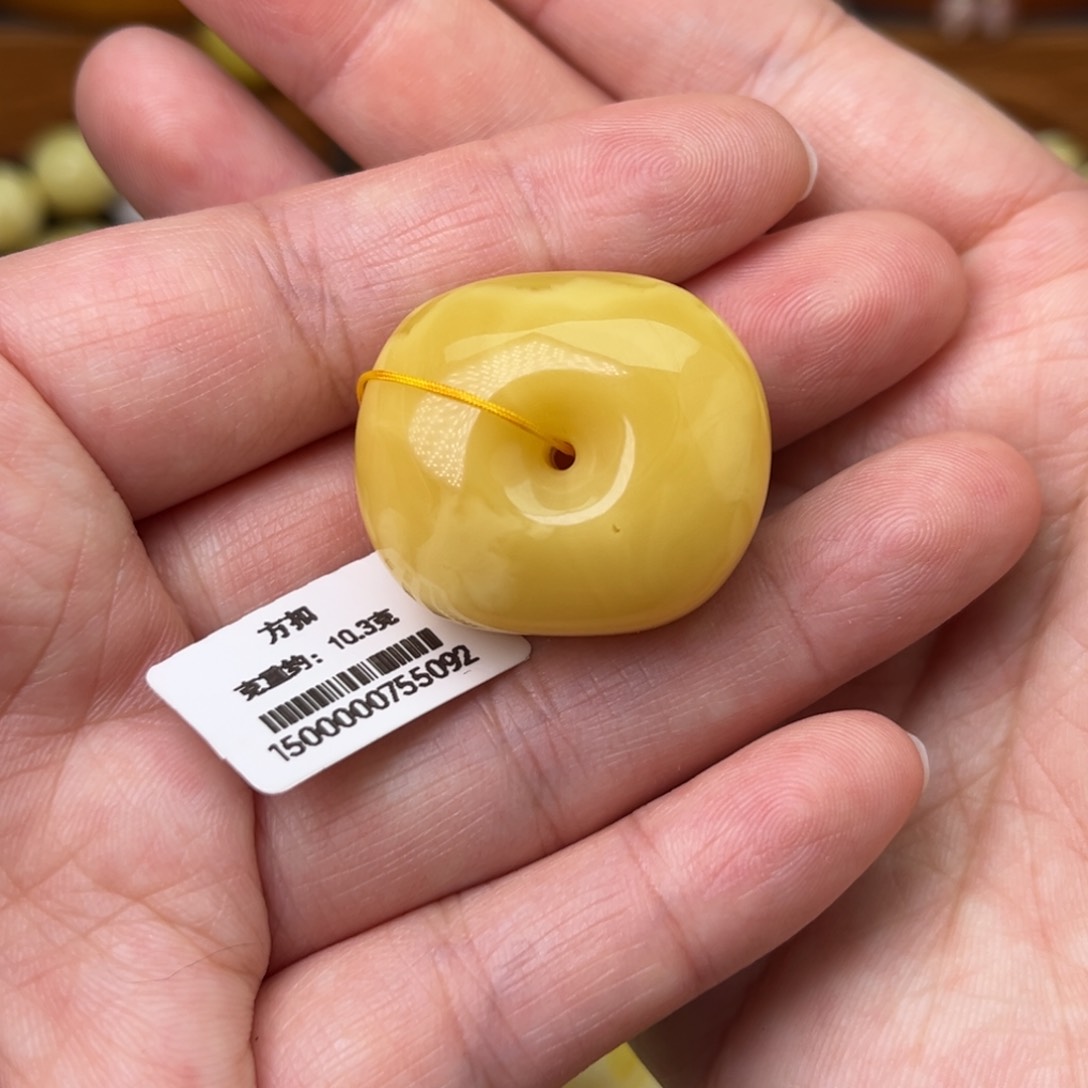 蜜蜡吊坠(不含链)未镶嵌方扣藏扣10.3克