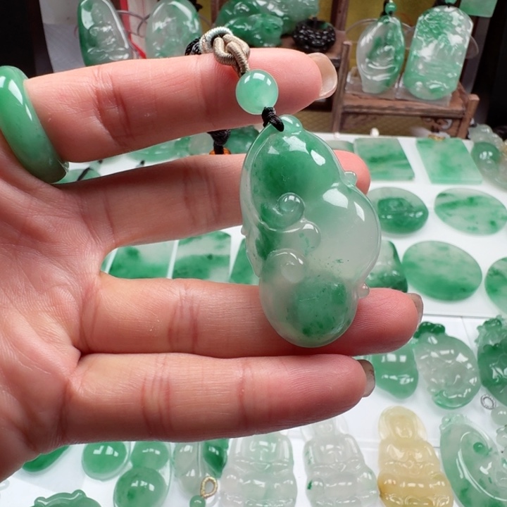 石英质玉未镶嵌颈饰