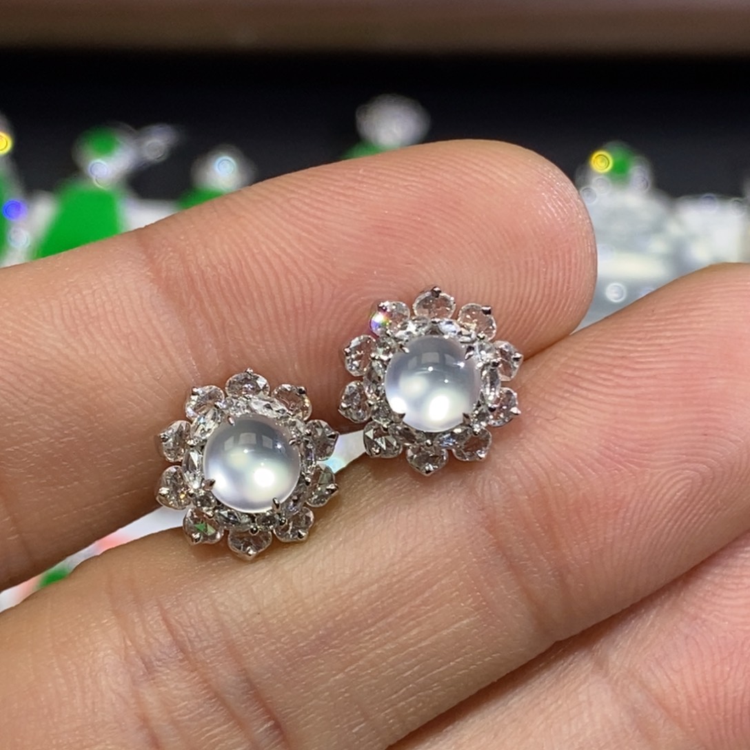 18K金镶嵌翡翠耳钉玻璃种蛋面