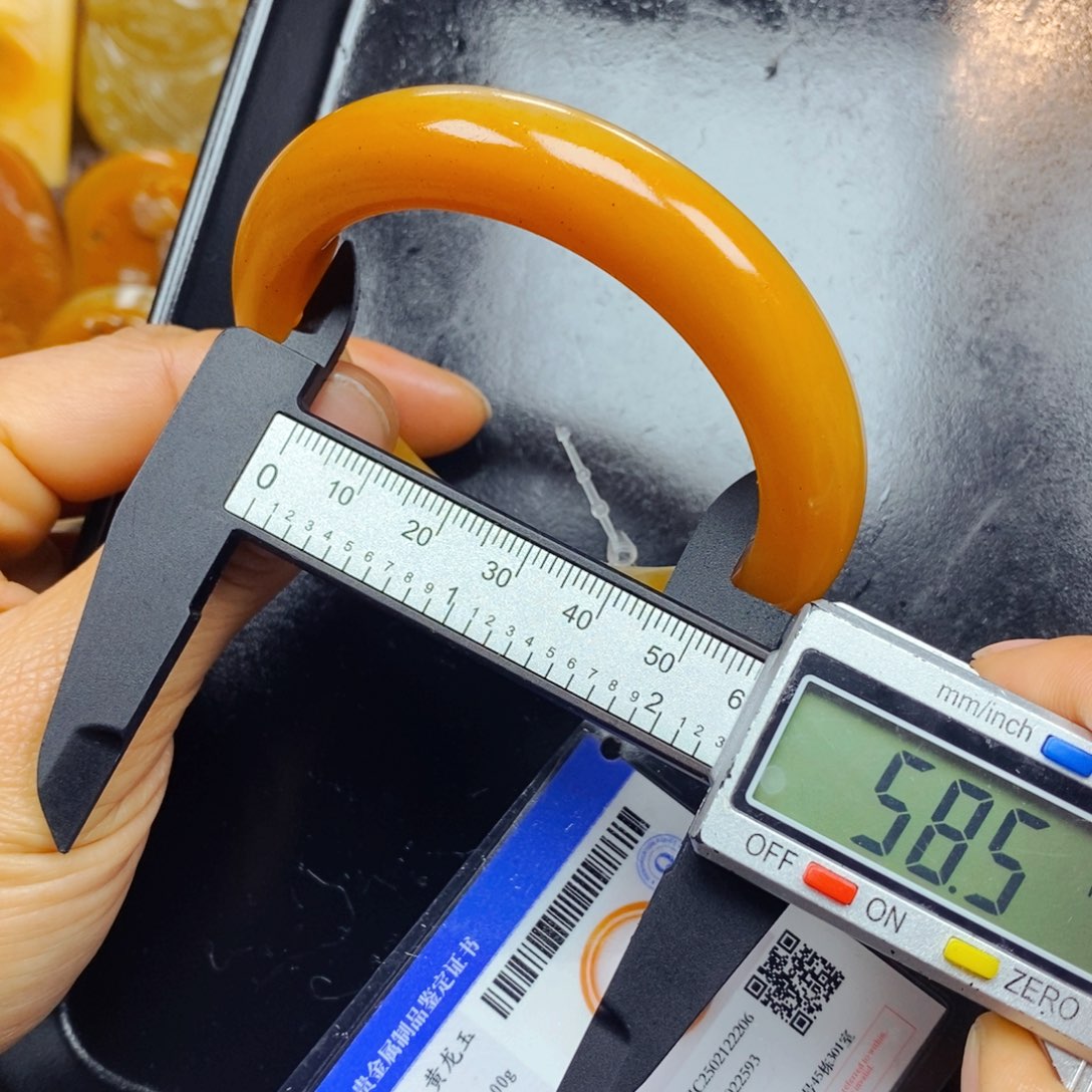 石英质玉（黄龙玉）未镶嵌颈饰