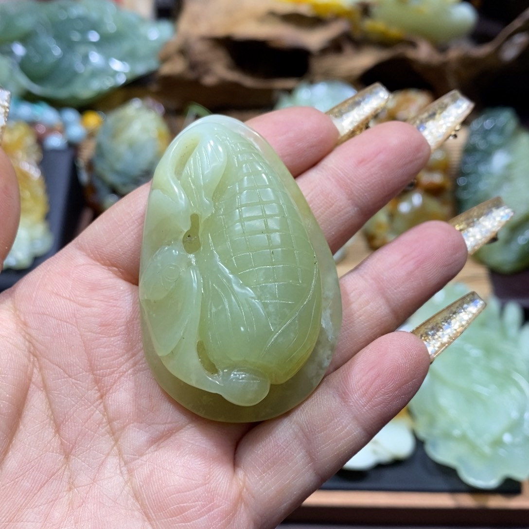 蛇纹石玉颈饰未镶嵌