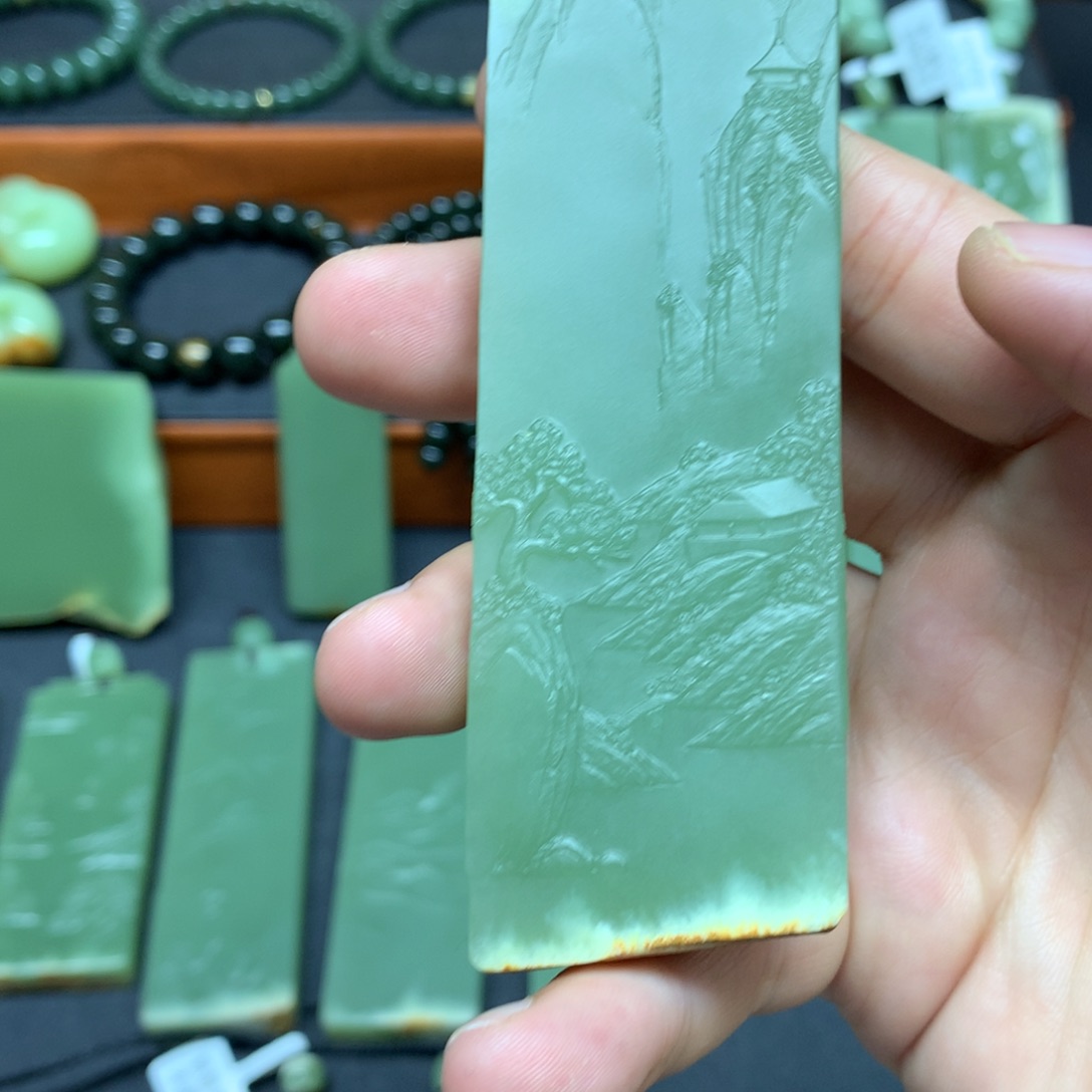 岫岩河磨玉（透闪石质玉）挂件未镶嵌铁*
