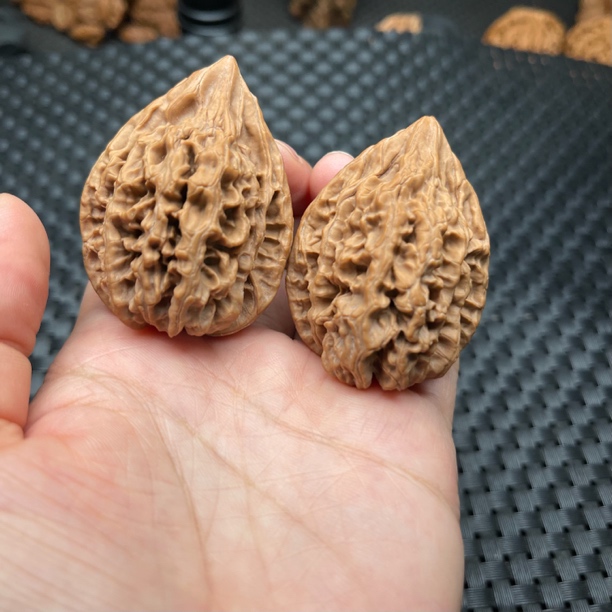 野生无名核桃，高高的很丑，介意勿拍，半天就上色边肚高42/39/53