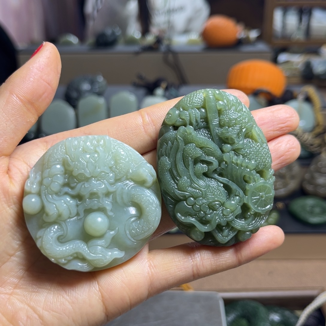 允***儿和田玉未镶嵌颈饰