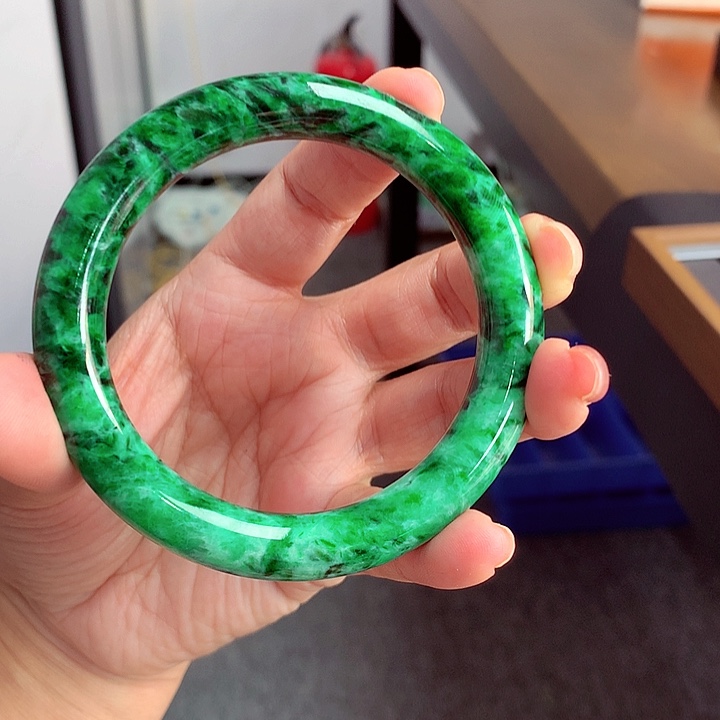 翡翠手镯未镶嵌翡翠