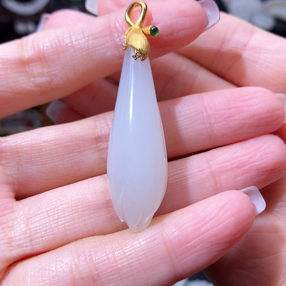 和田玉挂件18K金镶嵌七****咪