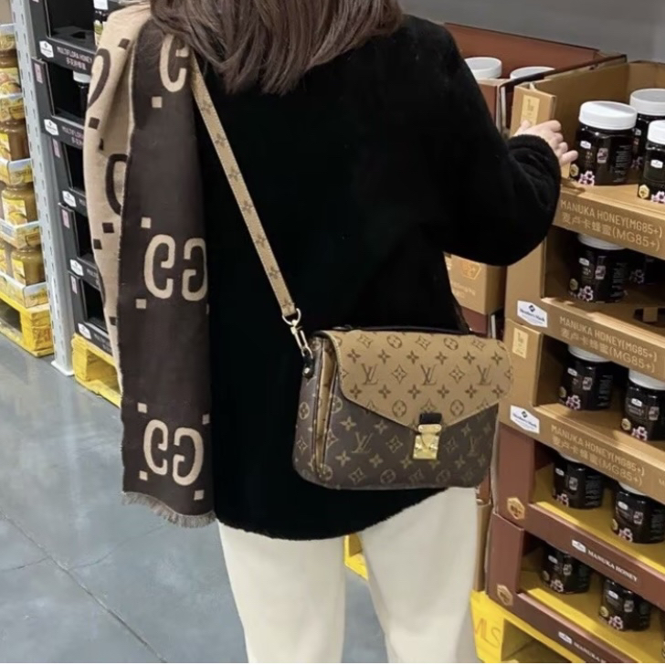 95新 LouisVuitton/路易威登 御古屋/94683/LV 拼色邮差 芯片