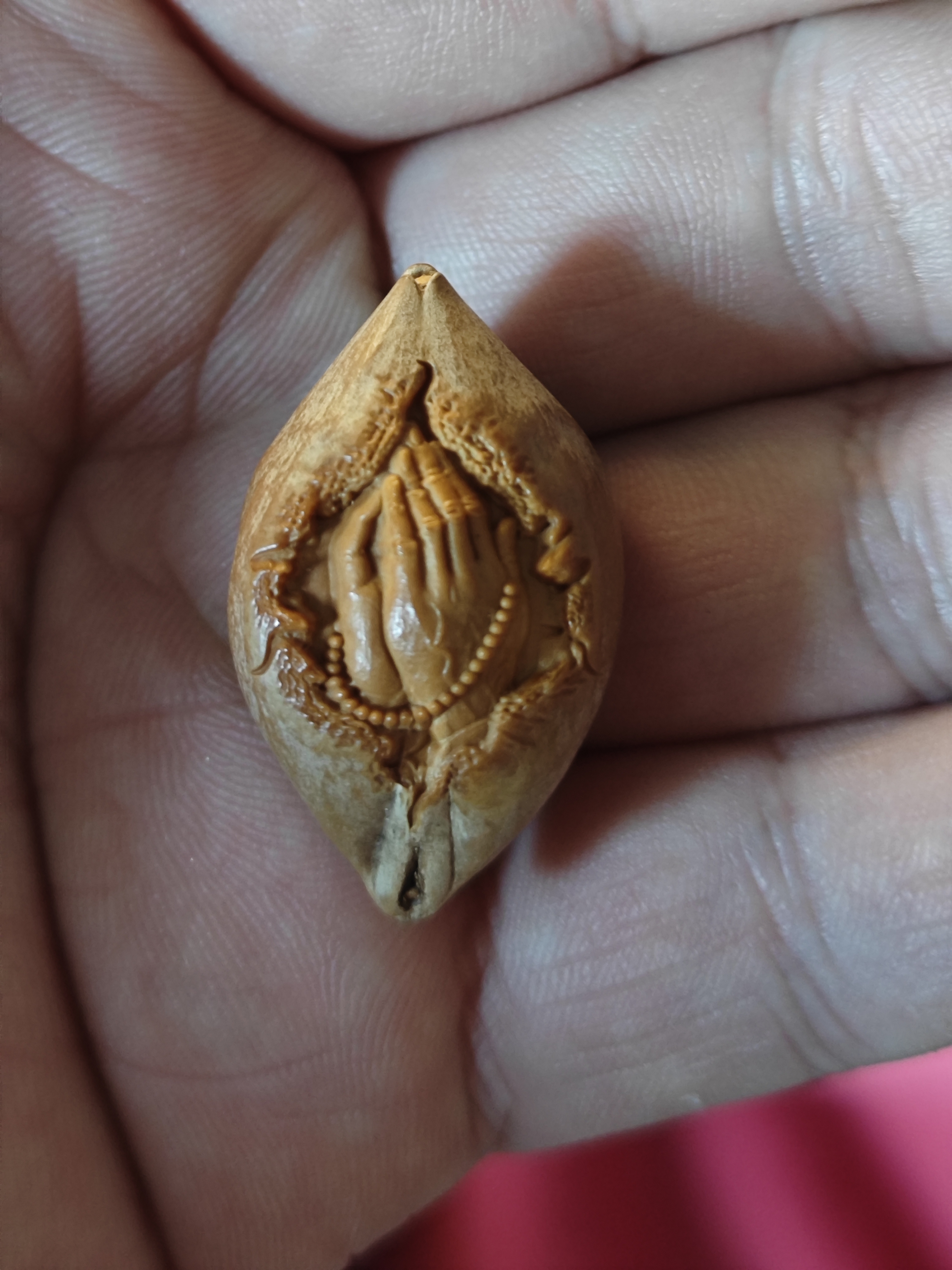 精美雕刻橄榄核雕一心向佛