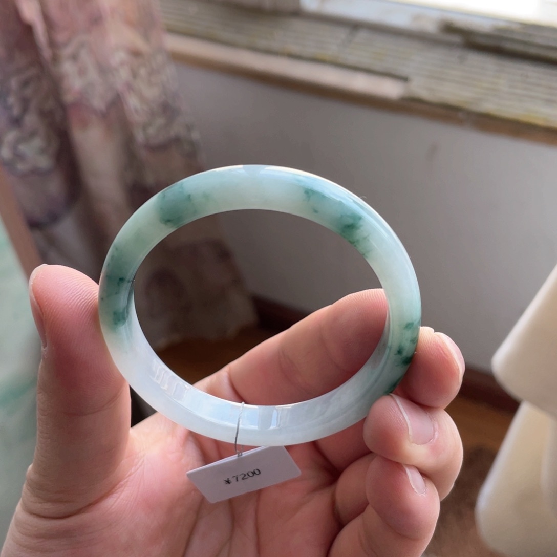 翡翠手镯未镶嵌飘花手镯