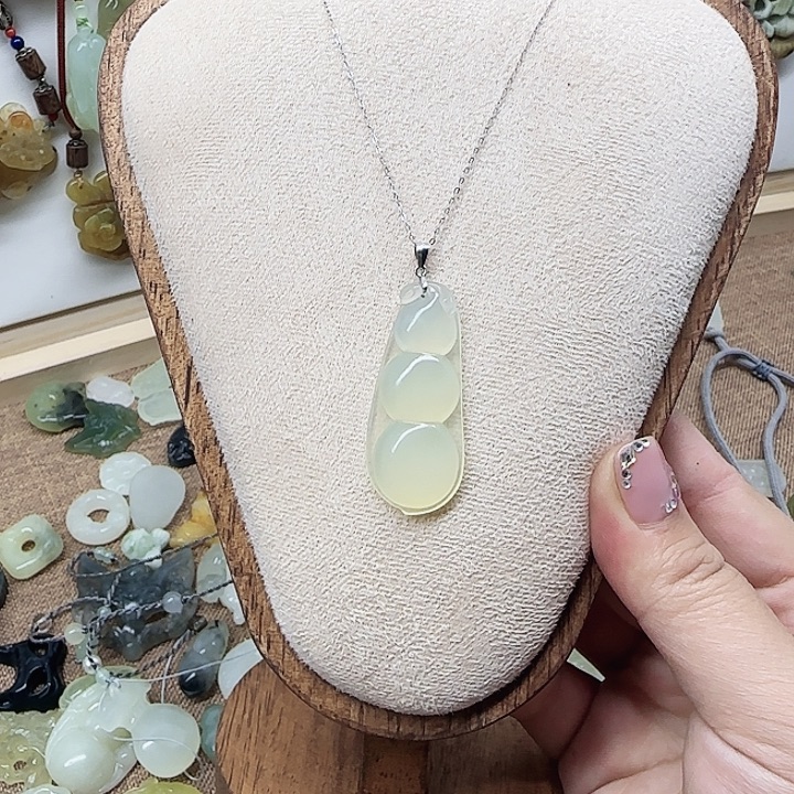 岫玉合金颈饰四季豆