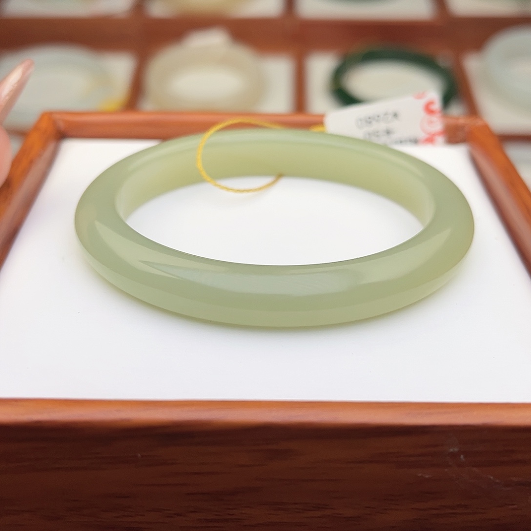 和田玉未镶嵌手镯50