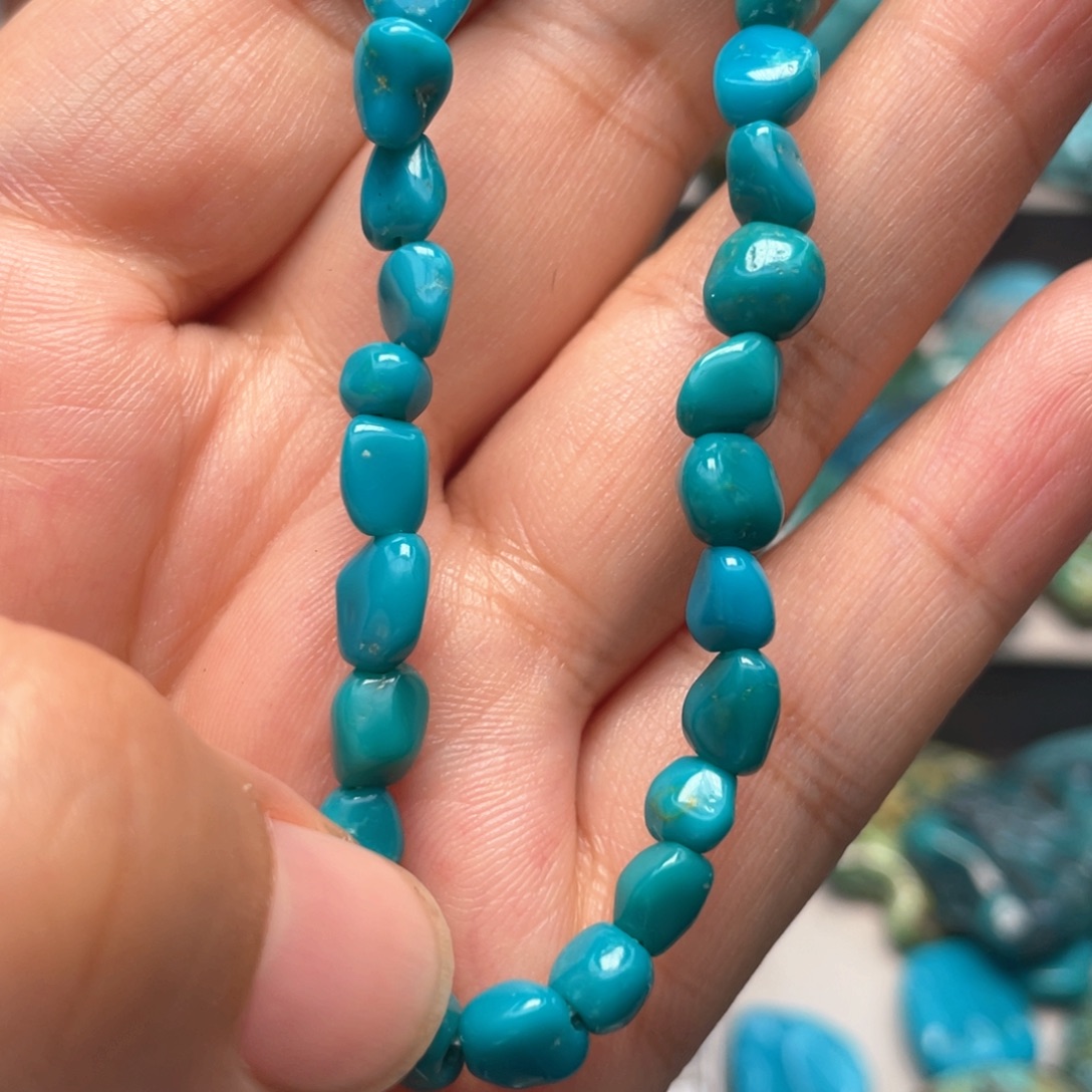 张***东绿松石未镶嵌颈饰