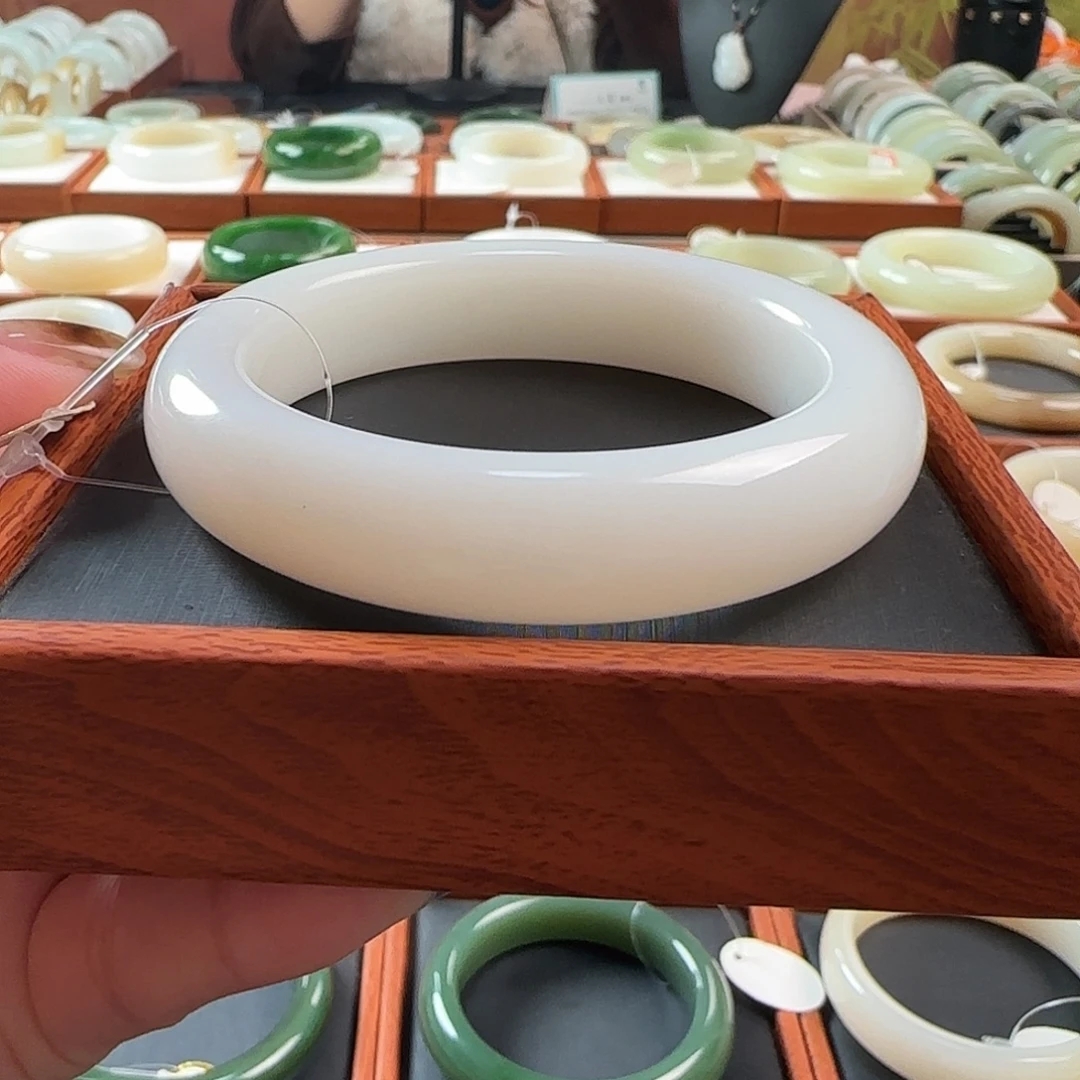 和田玉未镶嵌手镯