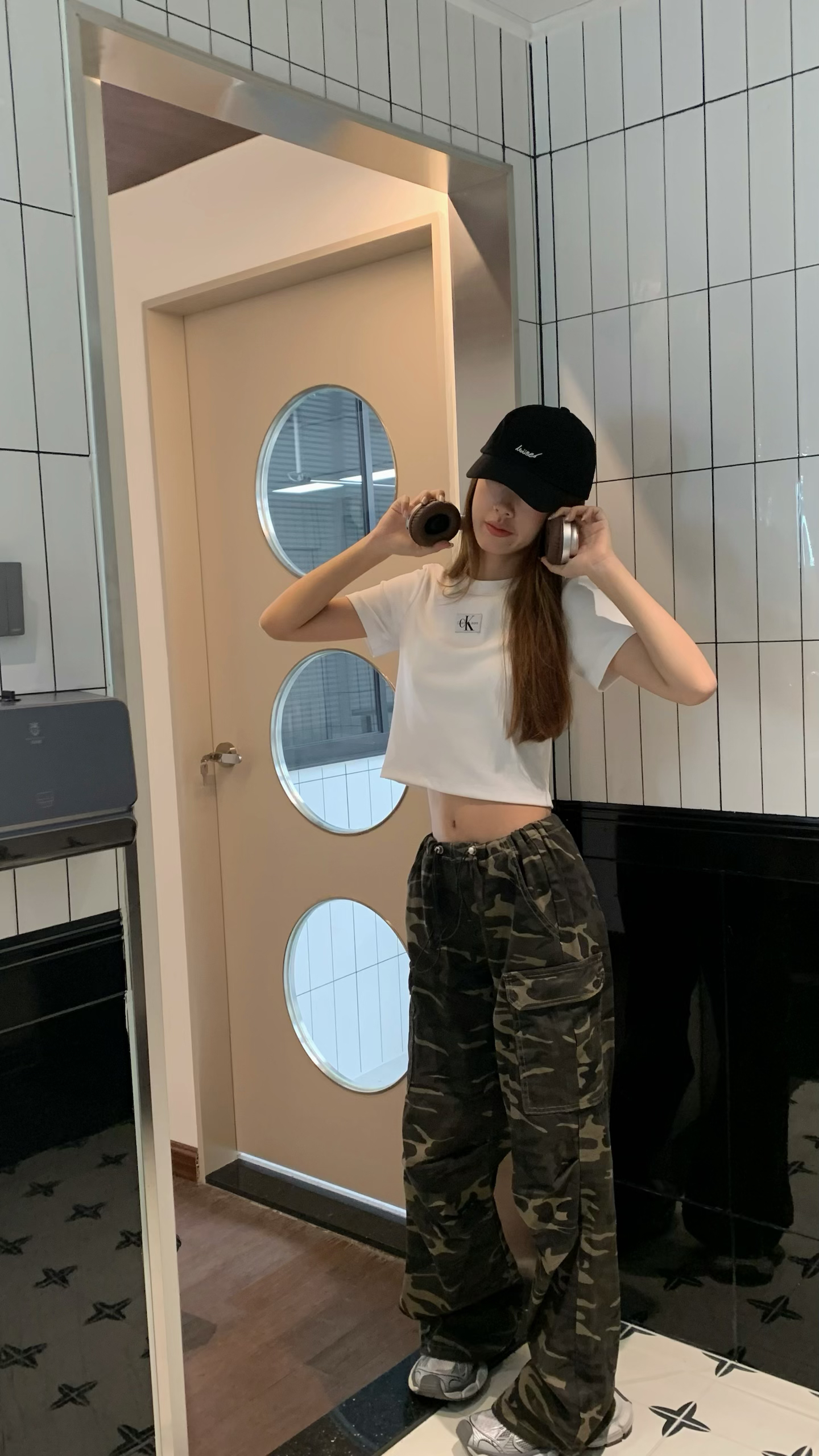 夏天不能少的迷彩牛仔裤 搭个小白T 就很好看了