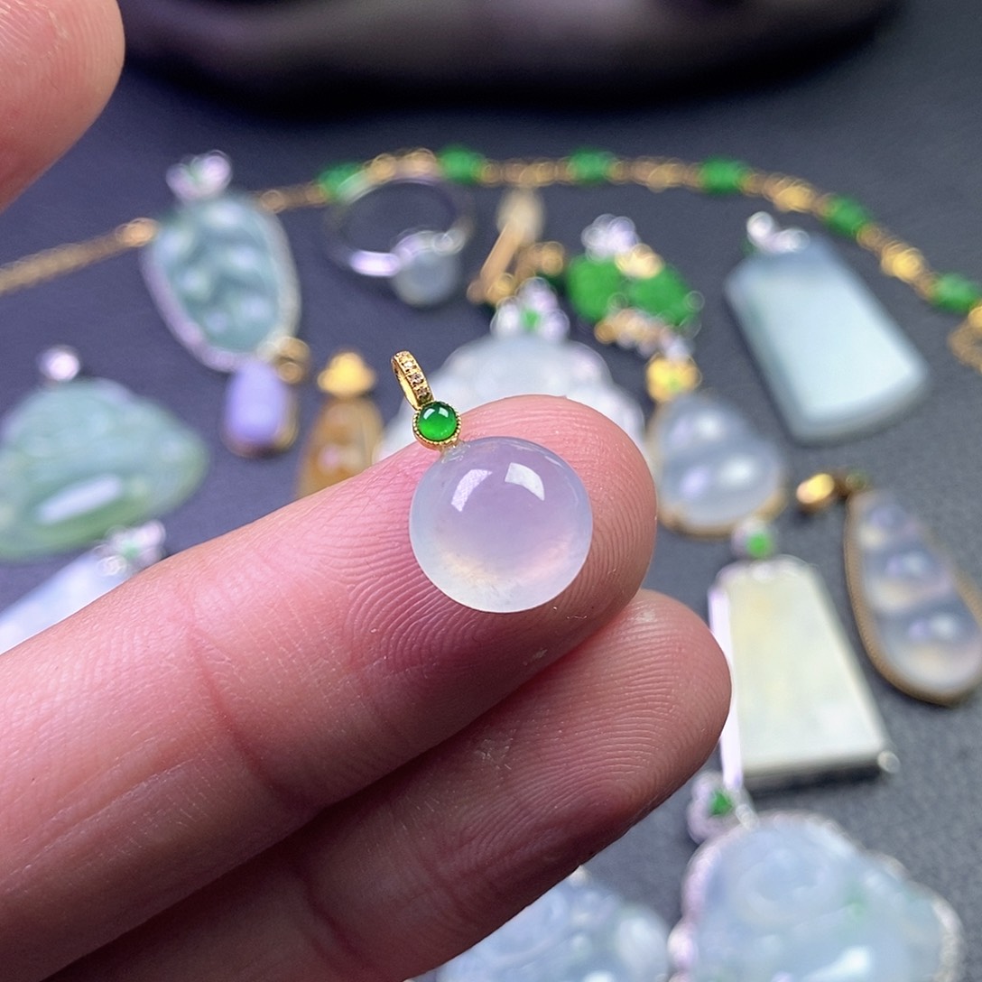 颈饰18K金镶嵌翡翠