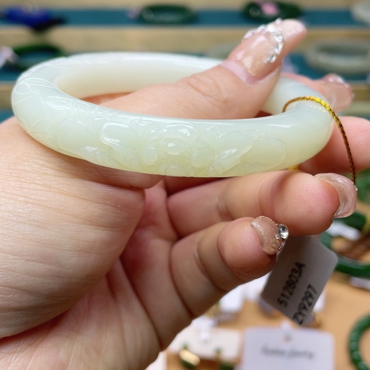 和田玉手镯55+圈口。编号99未镶嵌