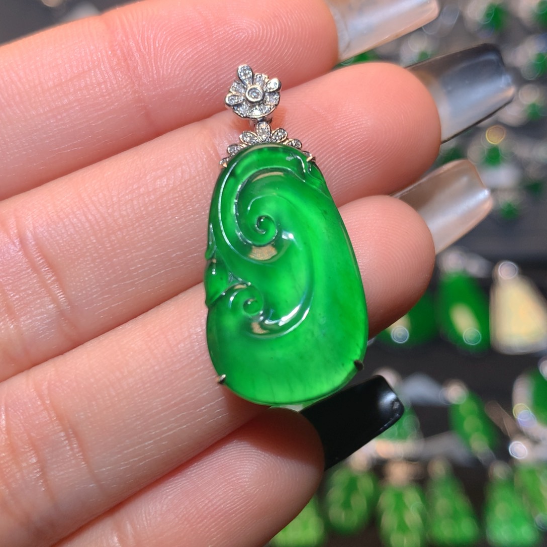 翡翠颈饰18K金镶嵌如意