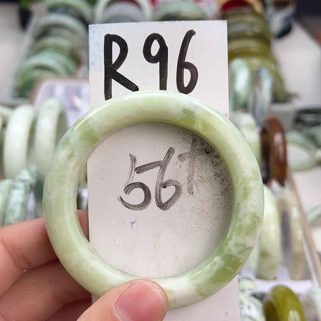 岫玉手镯未镶嵌天然岫玉微瑕，可以正常佩戴