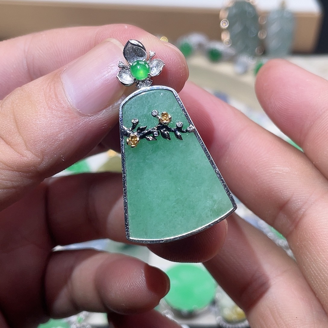 翡翠18K金镶嵌颈饰