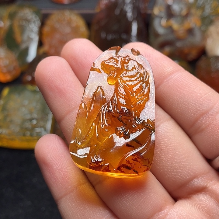 琥珀未镶嵌颈饰37