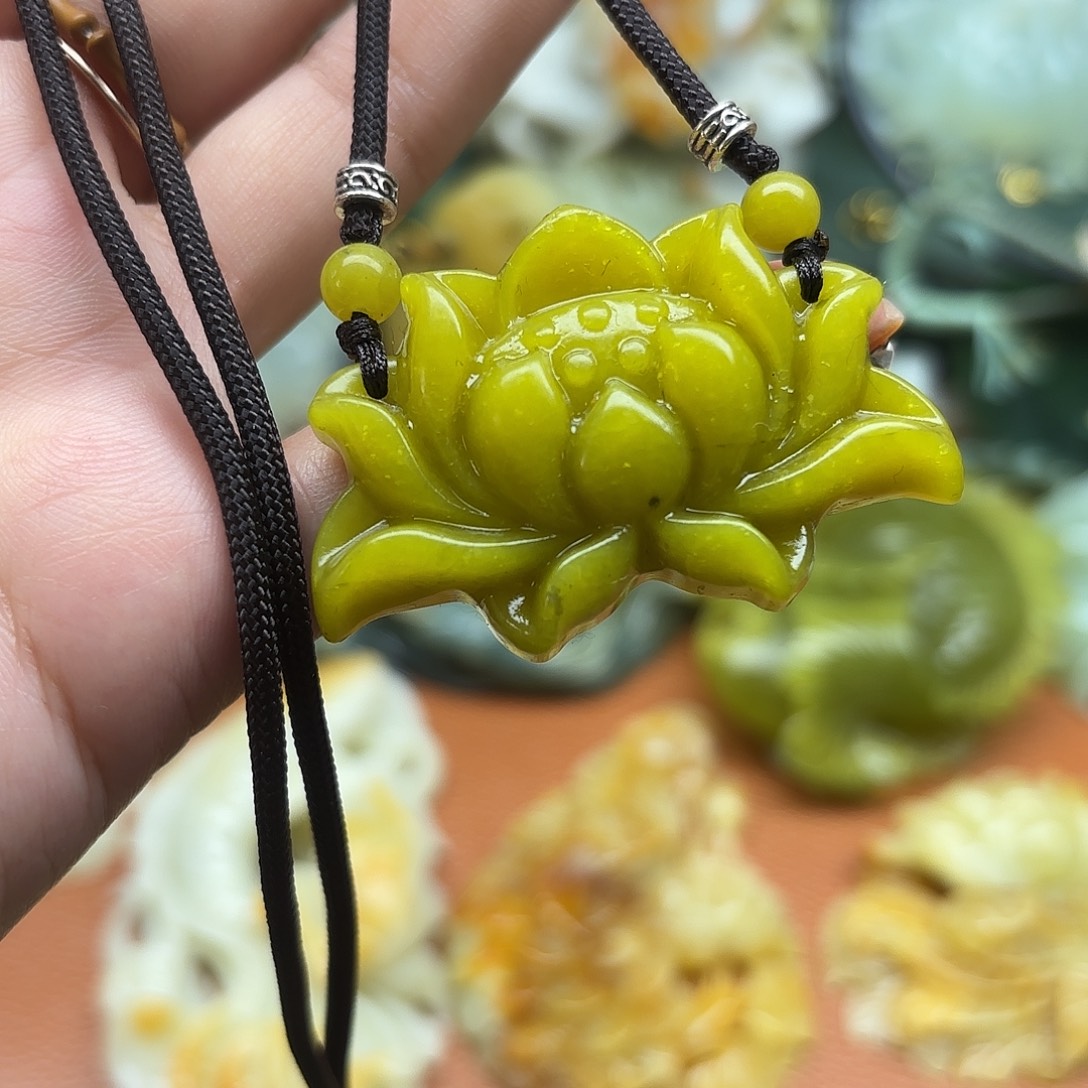 蛇纹石玉未镶嵌颈饰