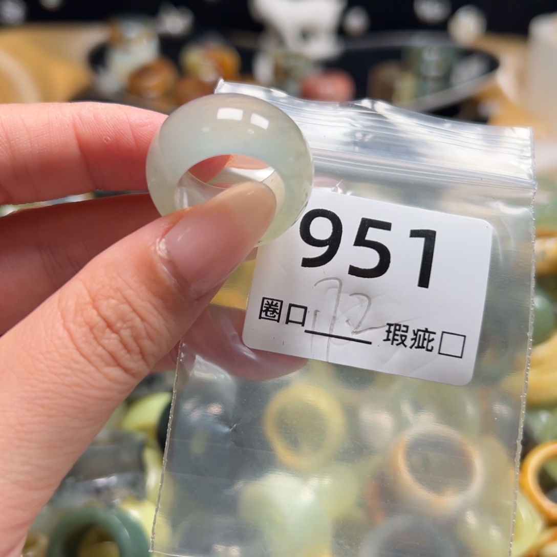 给***包蛇纹石玉未镶嵌戒指