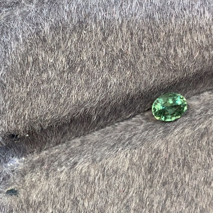 蓝宝石裸石0.56克拉