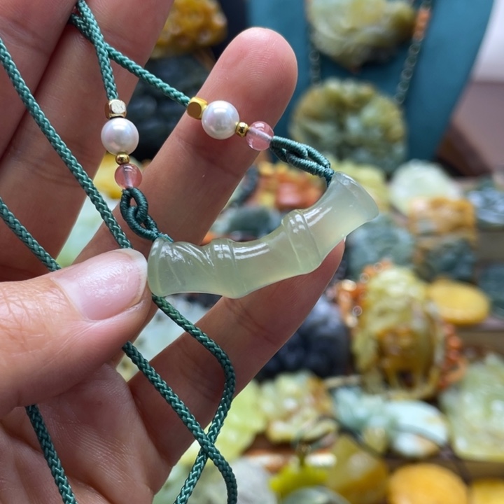 蛇纹石玉未镶嵌颈饰