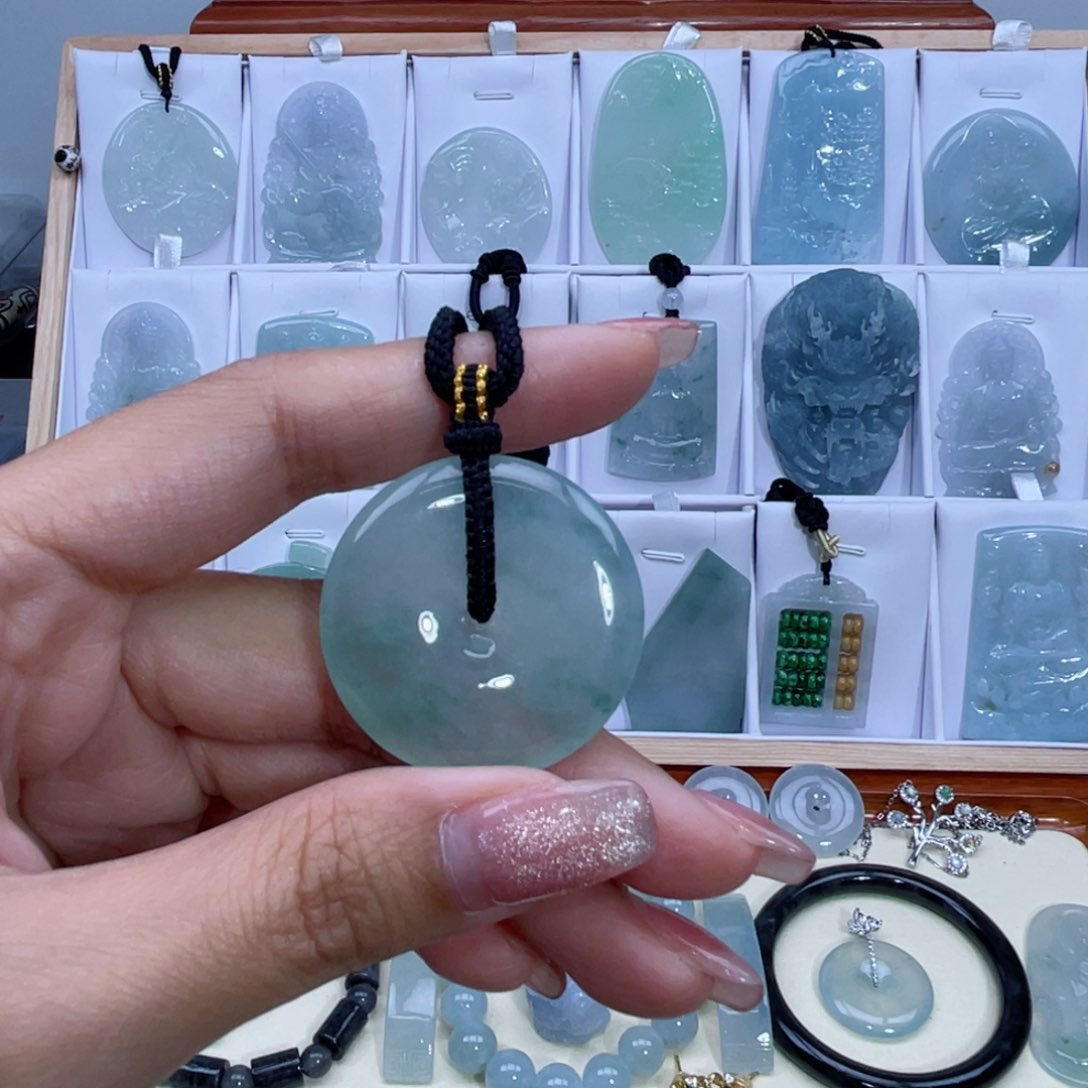 翡翠未镶嵌颈饰希****?