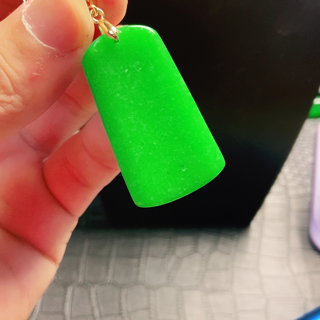 翡翠18K金镶嵌颈饰吊坠