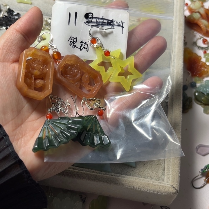 山***涵蛇纹石玉合金吊坠