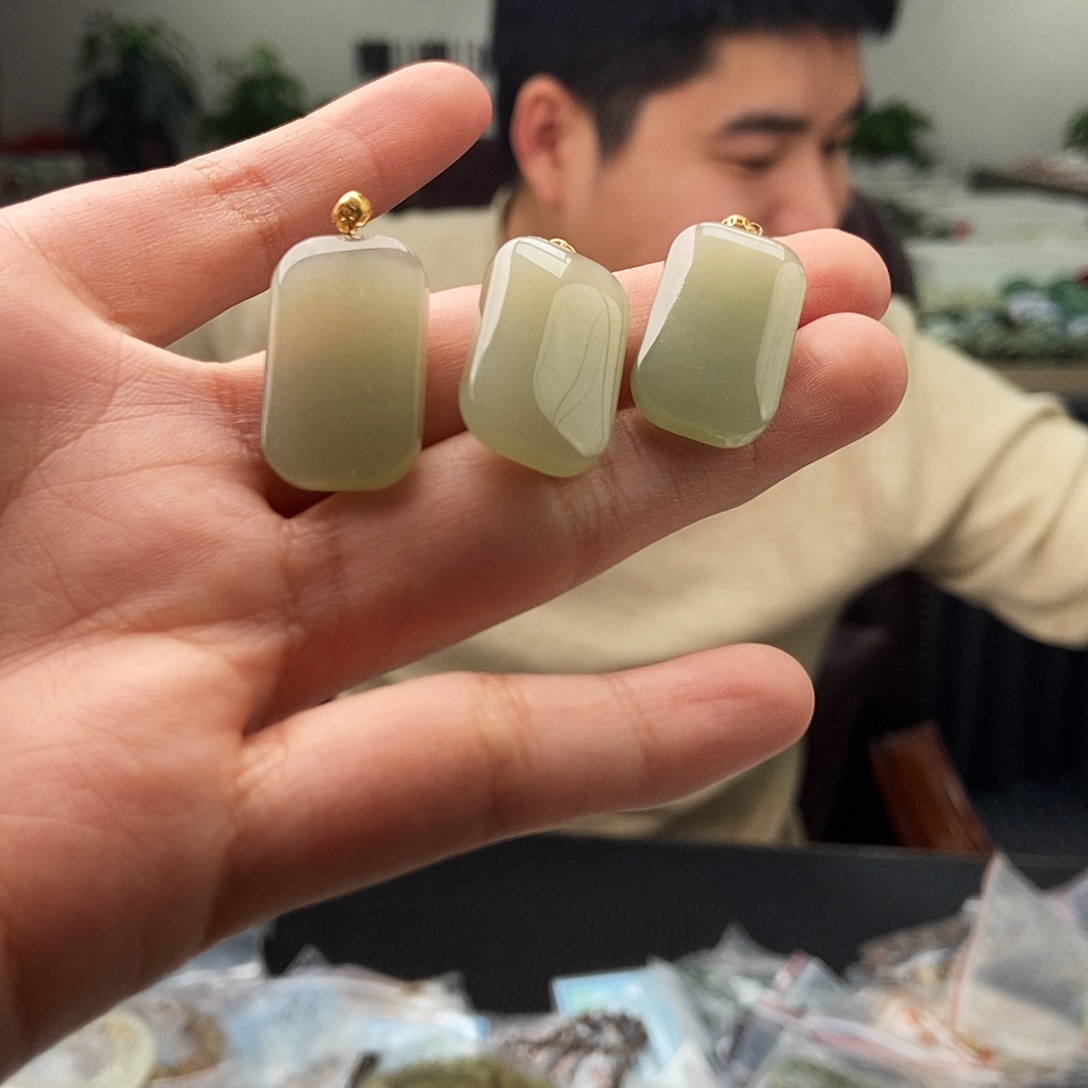 和田玉18K金镶嵌颈饰颜色多样性发拍一发一