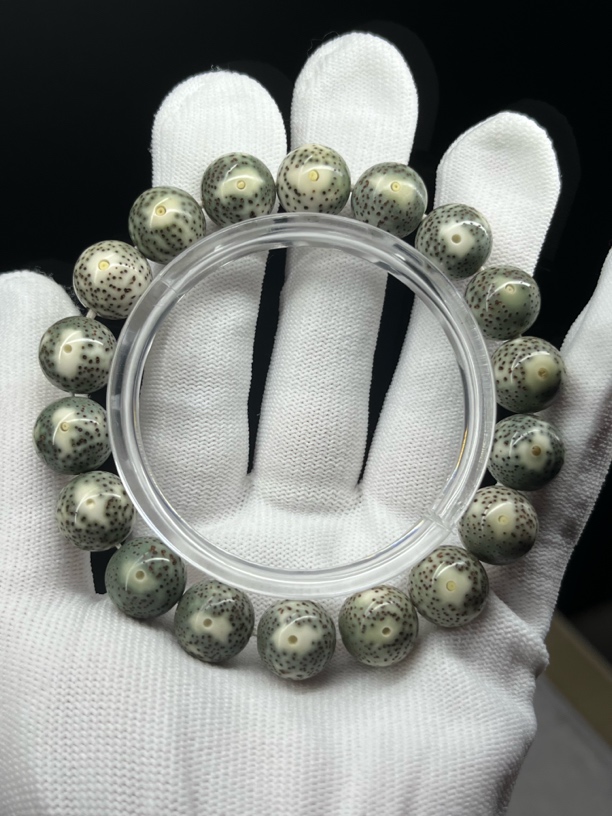 石玉料绿包白跑道一线天留白13x13圆珠，原生态星月菩提，一物一图