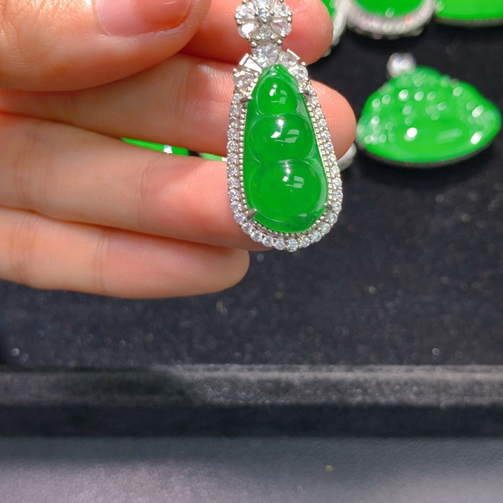 翡翠银S925镶嵌颈饰一个