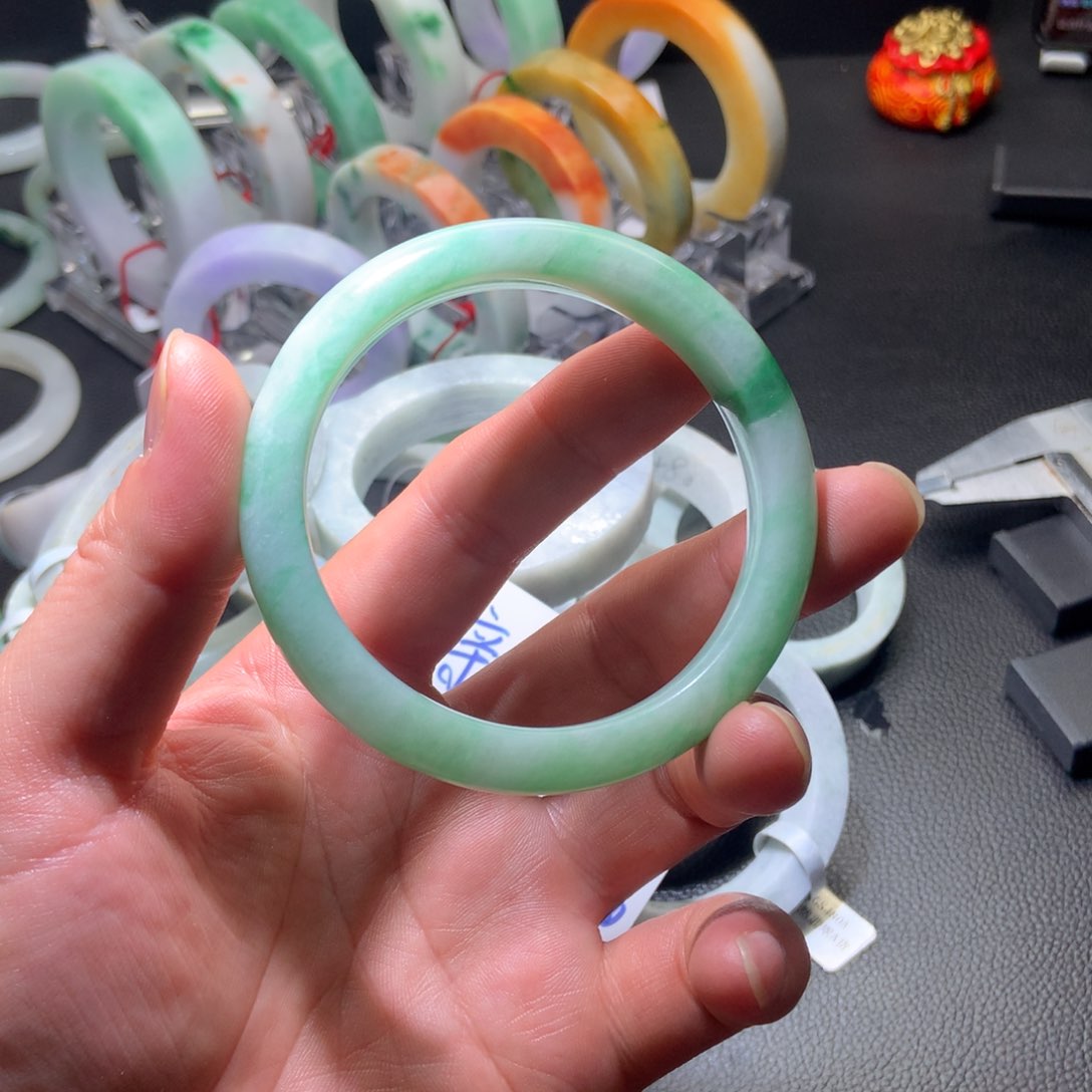 未镶嵌翡翠手镯定制翡翠艳*！