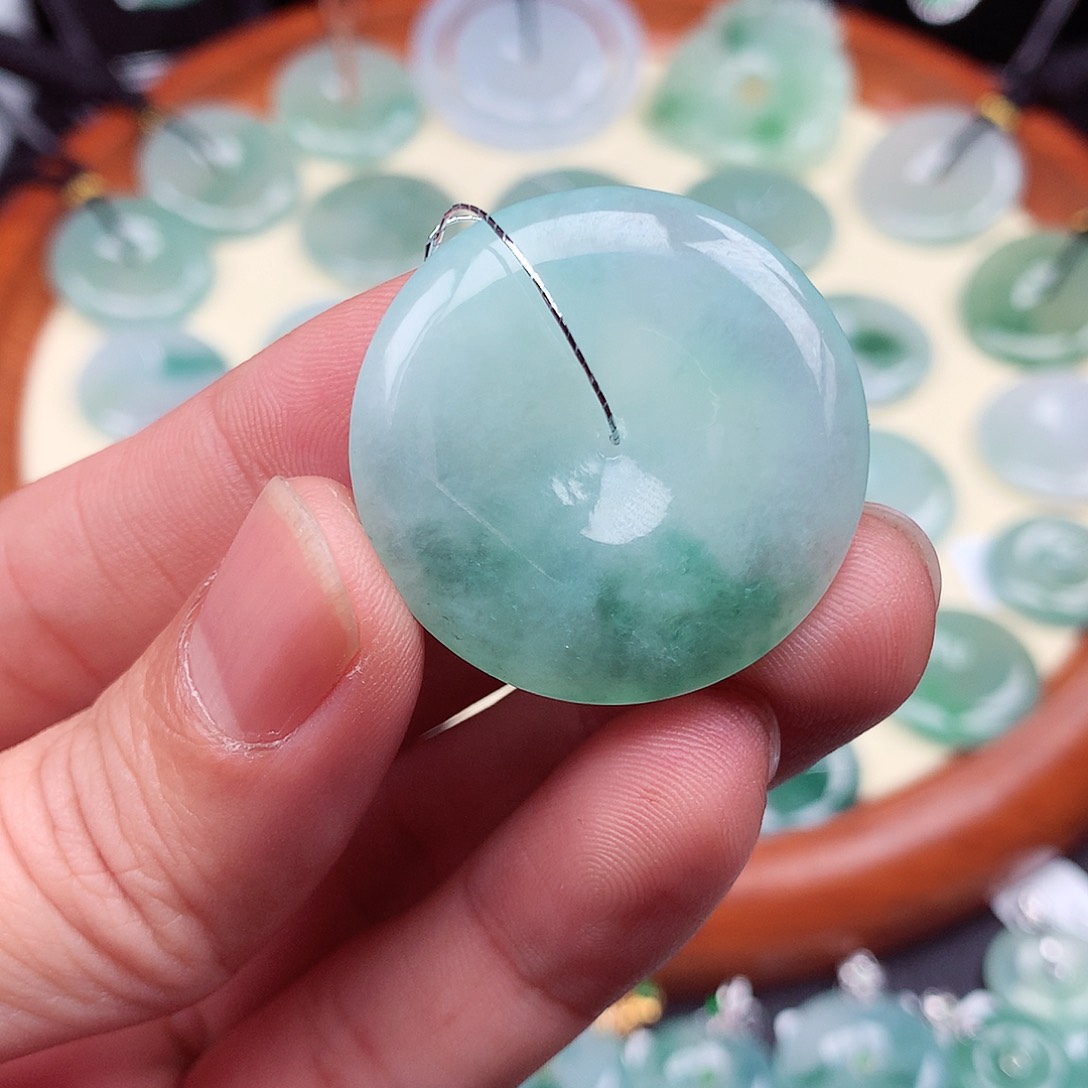 翡翠颈饰未镶嵌平安扣