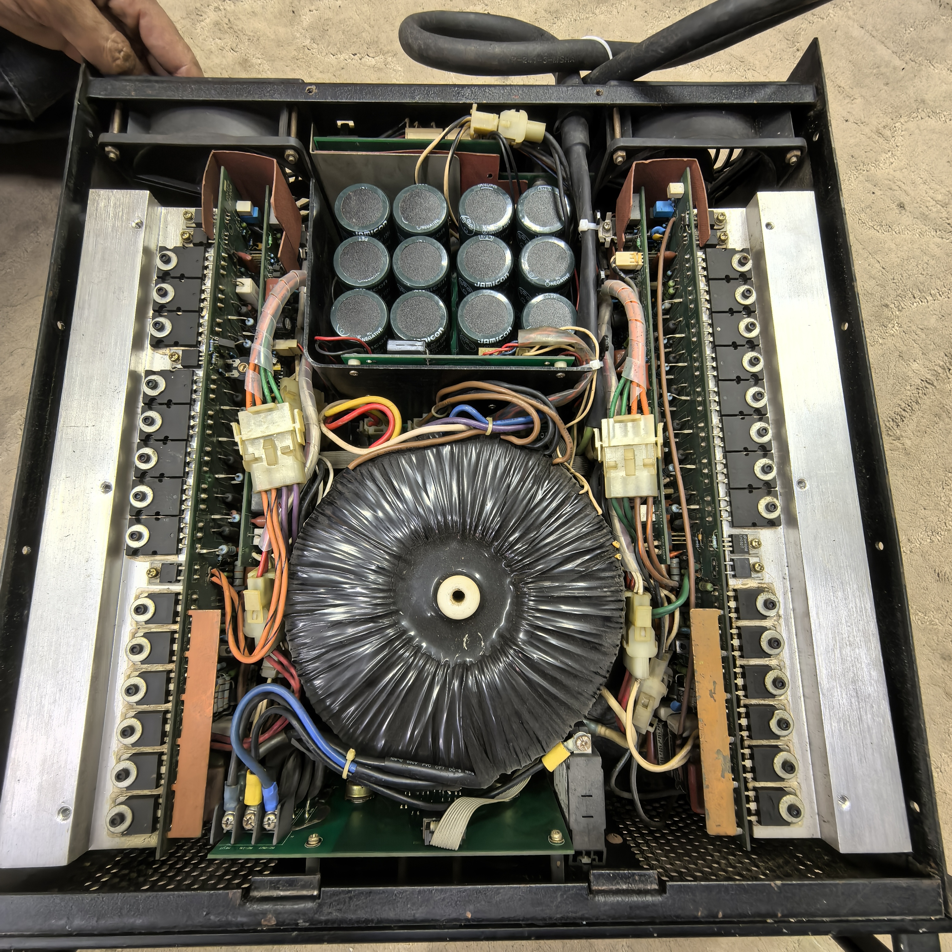 不包邮，IBO  MX3600功放一台。成色一般。保修1个月