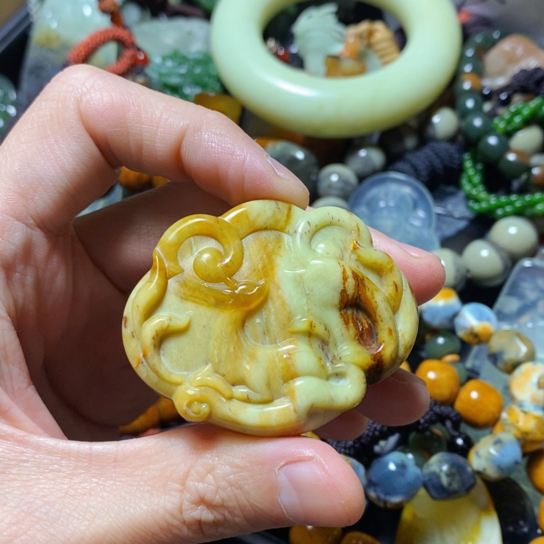 蛇纹石玉未镶嵌颈饰