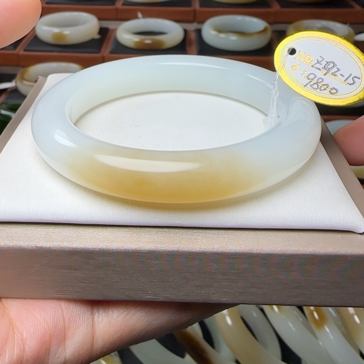 和田玉（糖玉）未镶嵌手镯