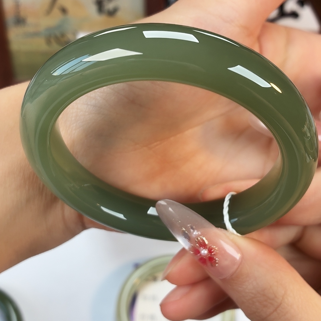 和田玉未镶嵌手镯