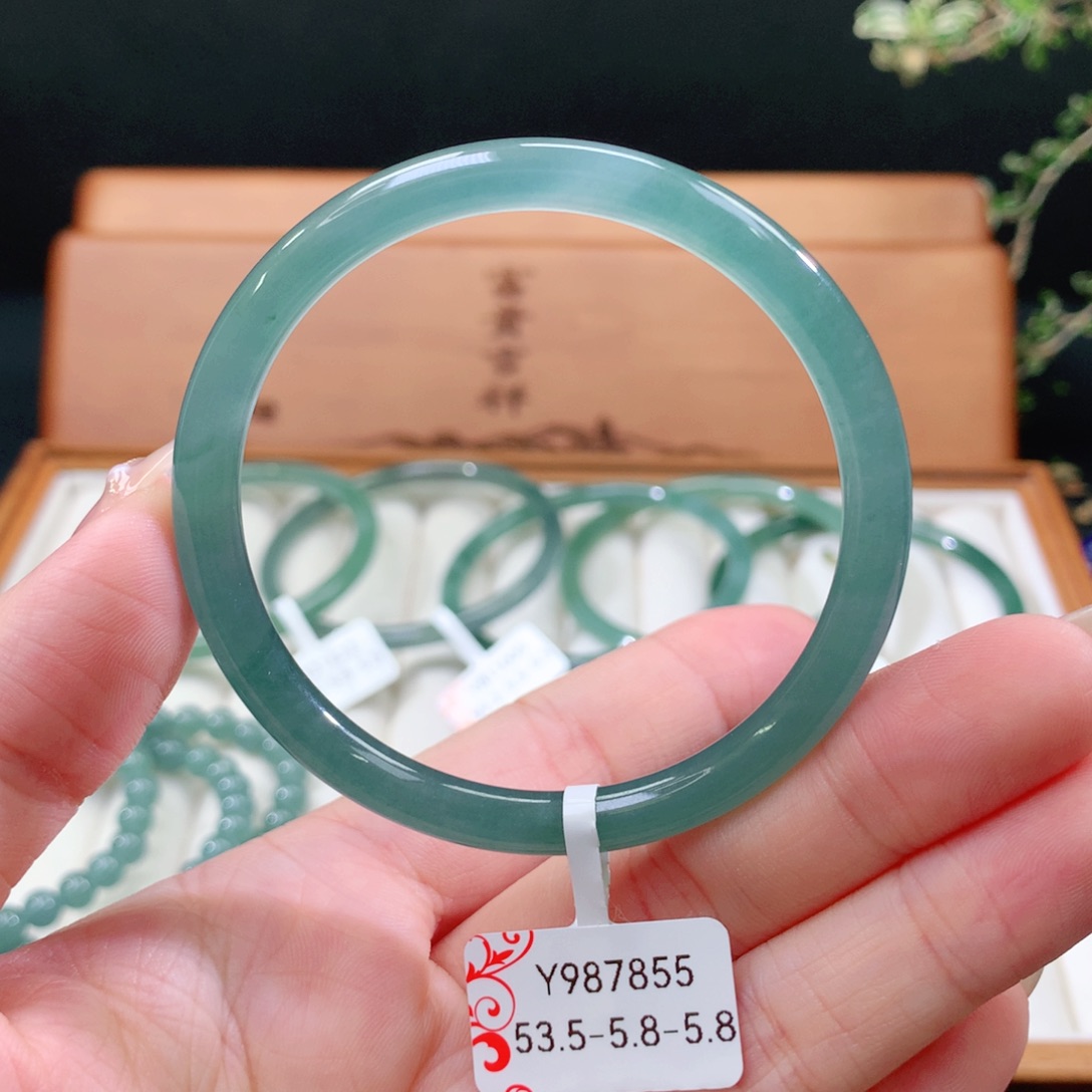 翡翠手镯未镶嵌天然