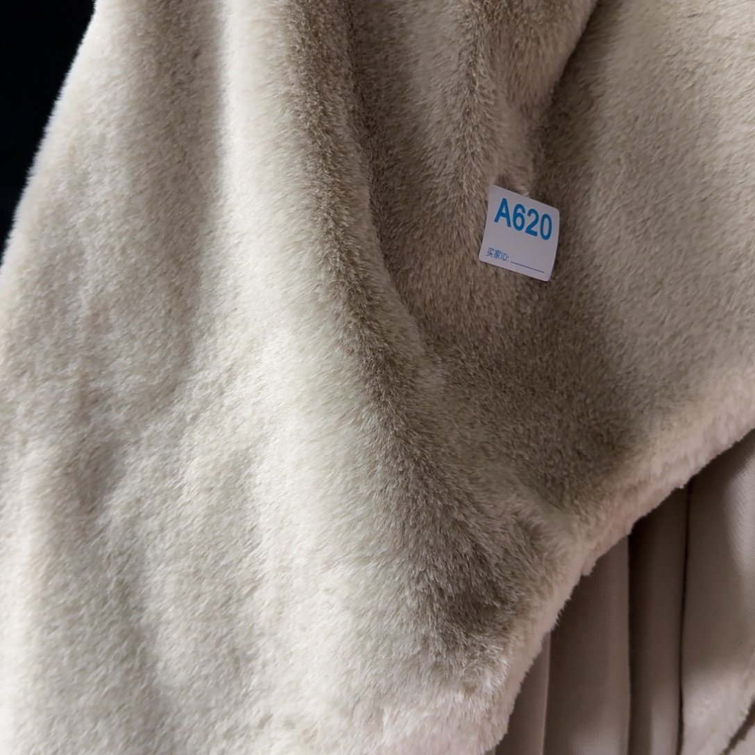 米白偏杏色高密兔毛21元3米620