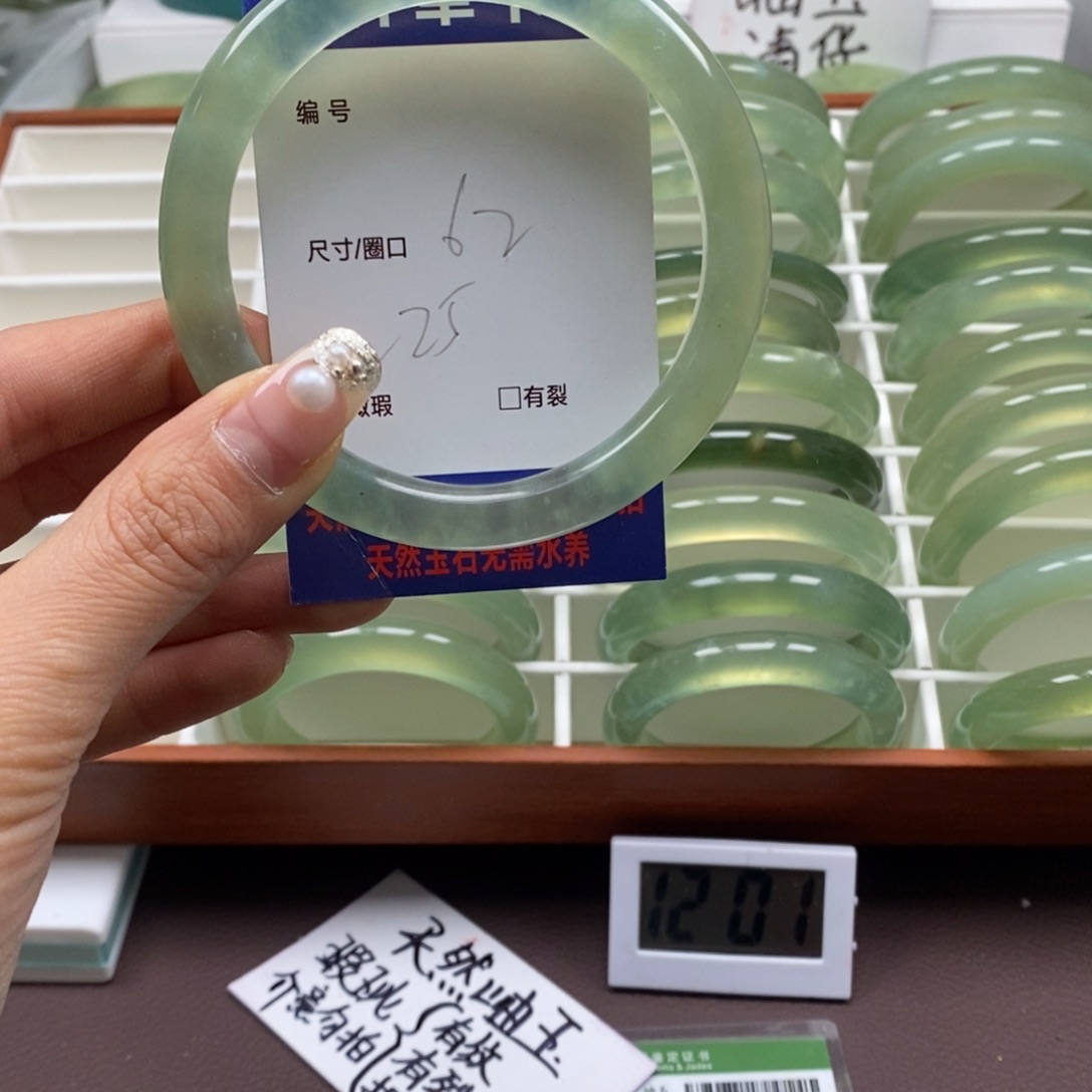 蛇纹石玉手镯未镶嵌