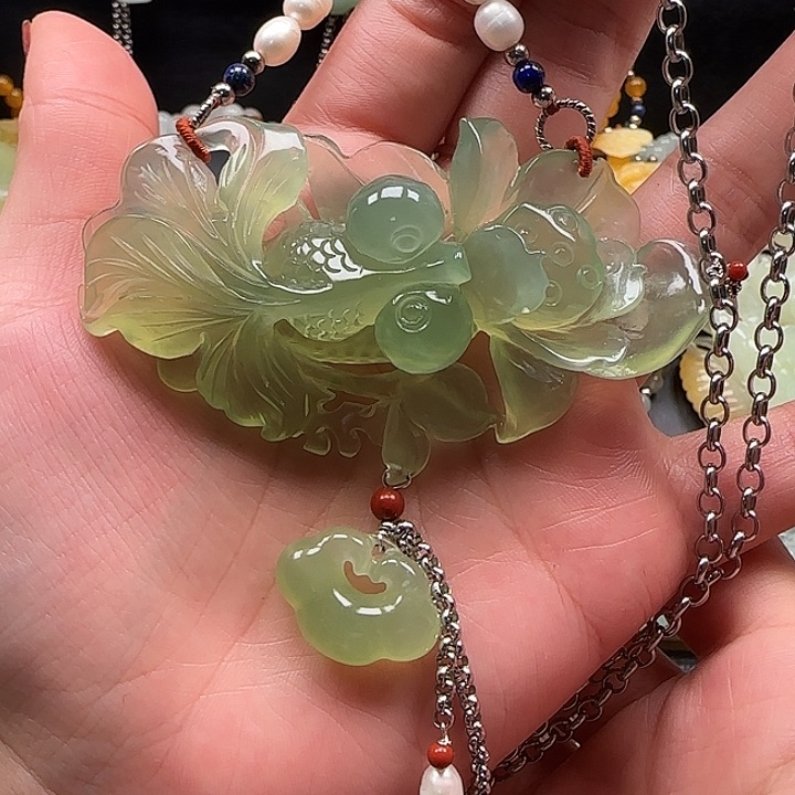 蛇纹石玉挂件合金聋**说