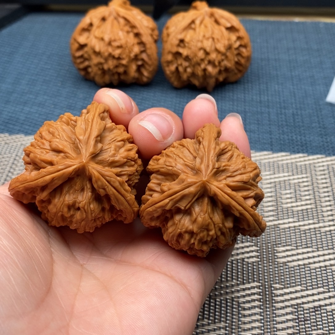 行***难文玩核桃吊坠三棱