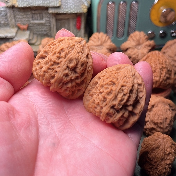 文玩核桃把件三角南疆石