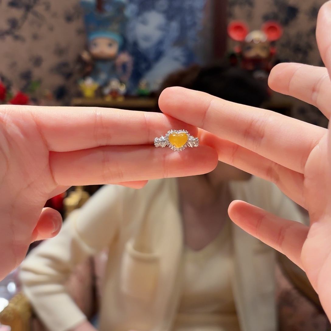 翡翠戒指18K金镶嵌戒指